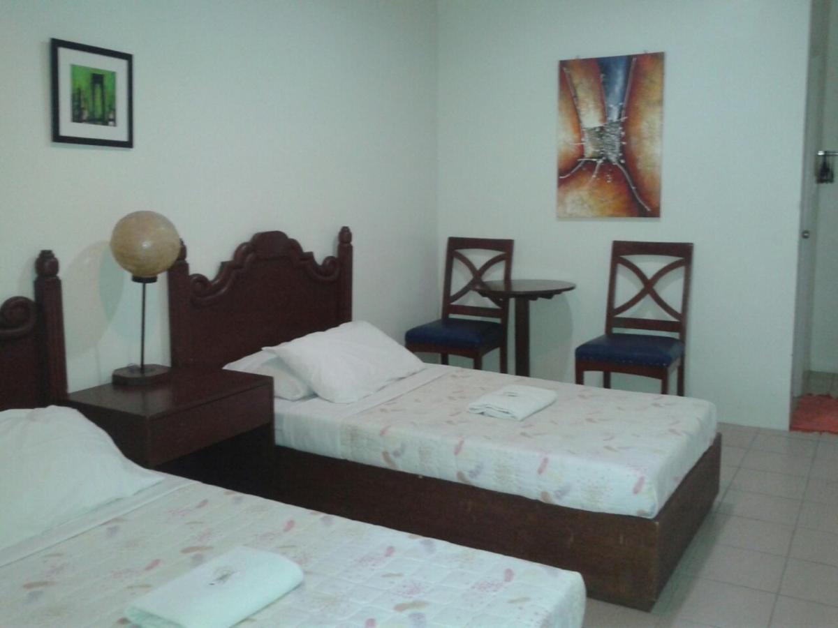 11Th Street Bed And Breakfast Bacolod Room photo